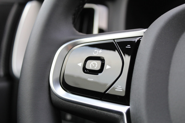 Volvo XC60 2.0 T6 Plug-in hybrid AWD Ultra Black Edition | Facelift | Panoramadak | Trekhaak | H&K | Leder