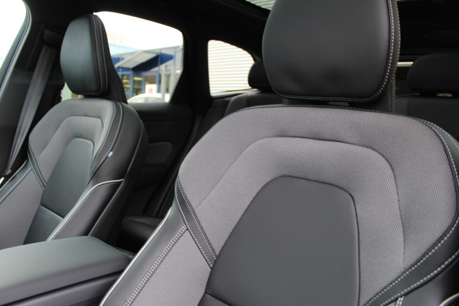 Volvo XC60 2.0 T6 Plug-in hybrid AWD Ultra Black Edition | Facelift | Panoramadak | Trekhaak | H&K | Leder
