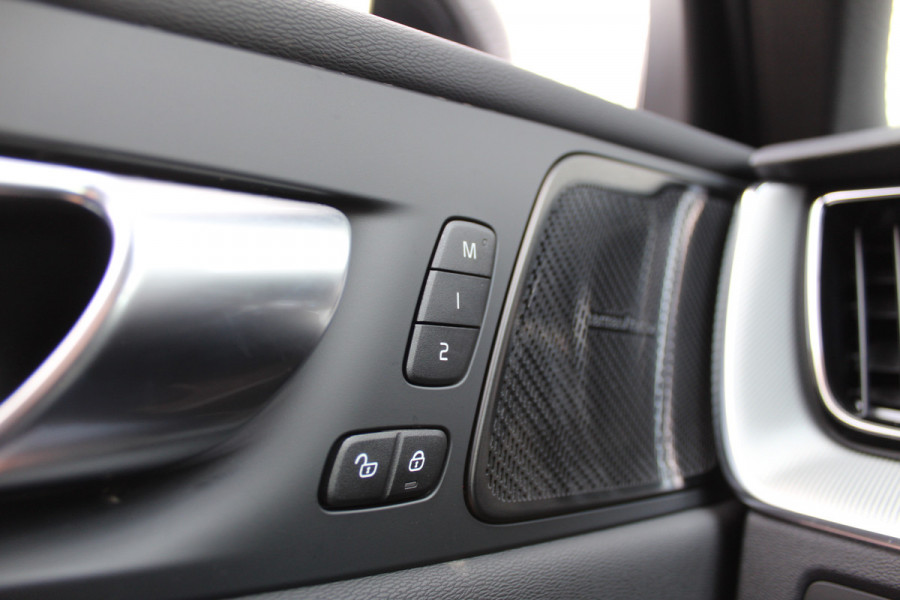 Volvo XC60 2.0 T6 Plug-in hybrid AWD Ultra Black Edition | Facelift | Panoramadak | Trekhaak | H&K | Leder