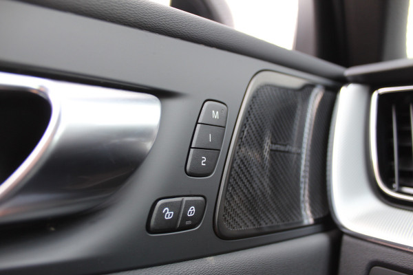 Volvo XC60 2.0 T6 Plug-in hybrid AWD Ultra Black Edition | Facelift | Panoramadak | Trekhaak | H&K | Leder