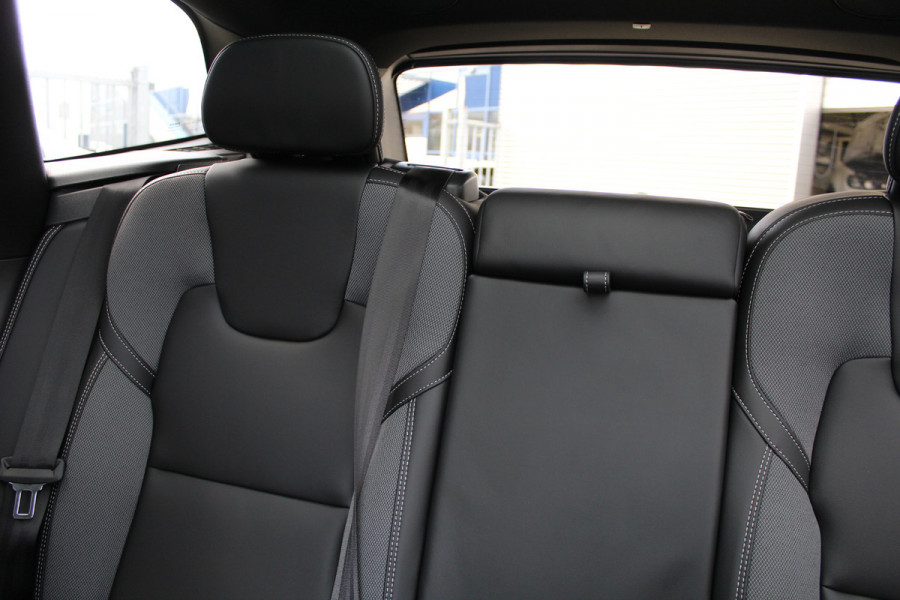 Volvo XC60 2.0 T6 Plug-in hybrid AWD Ultra Black Edition | Facelift | Panoramadak | Trekhaak | H&K | Leder