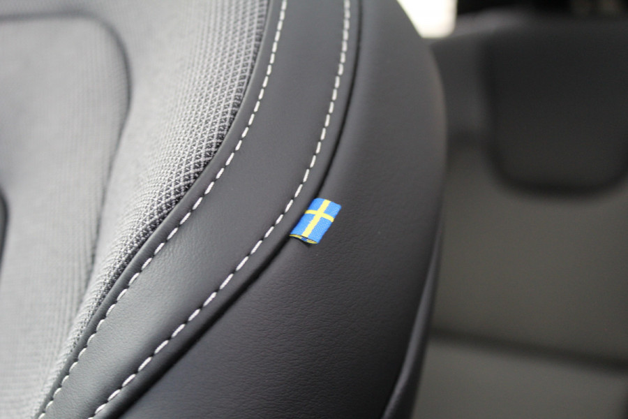 Volvo XC60 2.0 T6 Plug-in hybrid AWD Ultra Black Edition | Facelift | Panoramadak | Trekhaak | H&K | Leder