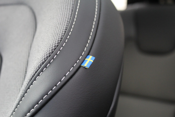 Volvo XC60 2.0 T6 Plug-in hybrid AWD Ultra Black Edition | Facelift | Panoramadak | Trekhaak | H&K | Leder