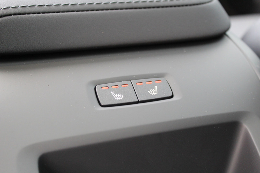 Volvo XC60 2.0 T6 Plug-in hybrid AWD Ultra Black Edition | Facelift | Panoramadak | Trekhaak | H&K | Leder