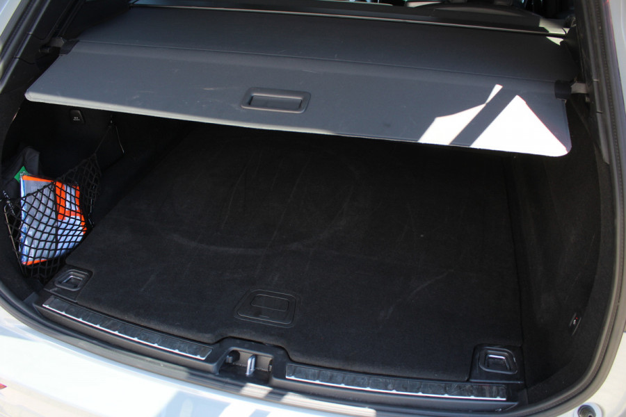 Volvo XC60 2.0 T6 Plug-in hybrid AWD Ultra Black Edition | Facelift | Panoramadak | Trekhaak | H&K | Leder