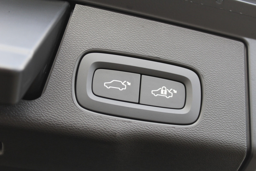 Volvo XC60 2.0 T6 Plug-in hybrid AWD Ultra Black Edition | Facelift | Panoramadak | Trekhaak | H&K | Leder