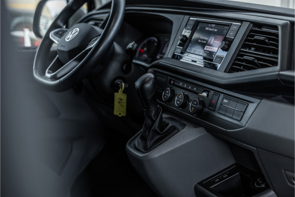 Volkswagen Transporter T6.1 2.0 TDI L2H1 DC Caravelle | Dubbel cabine | Two-tone | CarPlay | Camera | MF Stuur | Cruise control | Climate control | 6-zitter | BPM vrij | Nieuwe APK | Dealer onderhouden