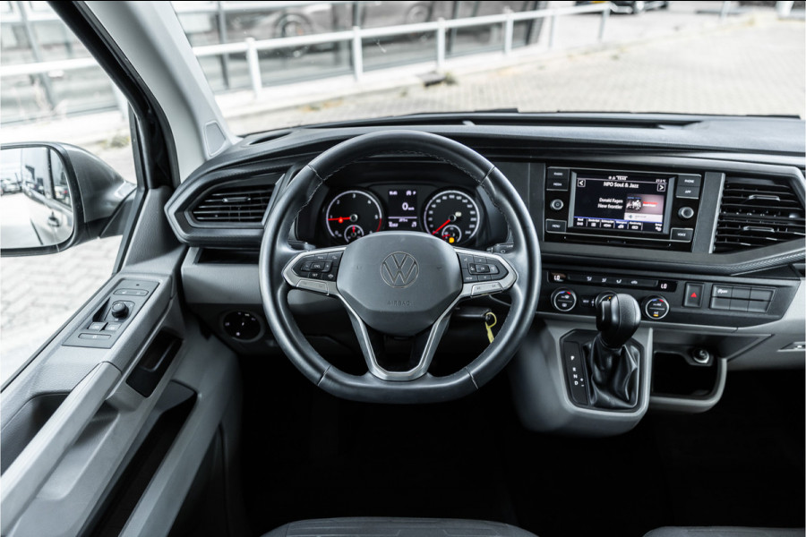 Volkswagen Transporter T6.1 2.0 TDI L2H1 DC Caravelle | Dubbel cabine | Two-tone | CarPlay | Camera | MF Stuur | Cruise control | Climate control | 6-zitter | BPM vrij | Nieuwe APK | Dealer onderhouden