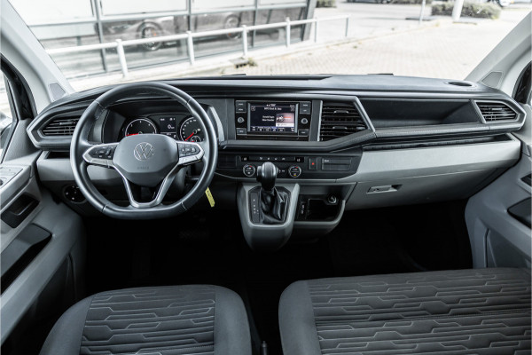 Volkswagen Transporter T6.1 2.0 TDI L2H1 DC Caravelle | Dubbel cabine | Two-tone | CarPlay | Camera | MF Stuur | Cruise control | Climate control | 6-zitter | BPM vrij | Nieuwe APK | Dealer onderhouden