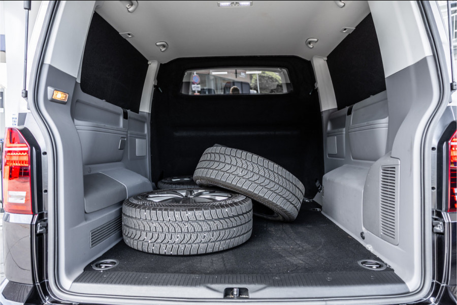 Volkswagen Transporter T6.1 2.0 TDI L2H1 DC Caravelle | Dubbel cabine | Two-tone | CarPlay | Camera | MF Stuur | Cruise control | Climate control | 6-zitter | BPM vrij | Nieuwe APK | Dealer onderhouden