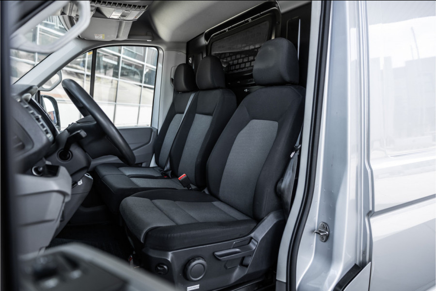 Volkswagen Crafter 2.0 TDI L3H2 | Automaat | CarPlay | Camera | Betimmering | MF Stuur | Cruise control | Stoelverwarming | Nieuwe APK | Dealer onderhouden | BPM Vrij | Euro 6