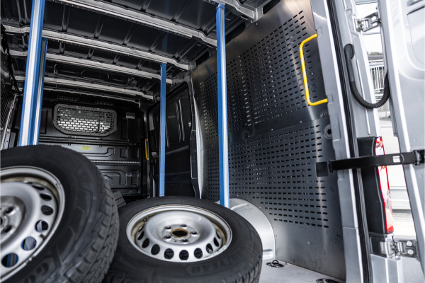 Volkswagen Crafter 2.0 TDI L3H2 | Automaat | CarPlay | Camera | Betimmering | MF Stuur | Cruise control | Stoelverwarming | Nieuwe APK | Dealer onderhouden | BPM Vrij | Euro 6