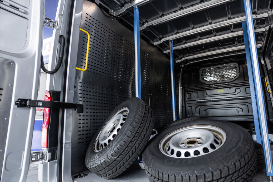 Volkswagen Crafter 2.0 TDI L3H2 | Automaat | CarPlay | Camera | Betimmering | MF Stuur | Cruise control | Stoelverwarming | Nieuwe APK | Dealer onderhouden | BPM Vrij | Euro 6