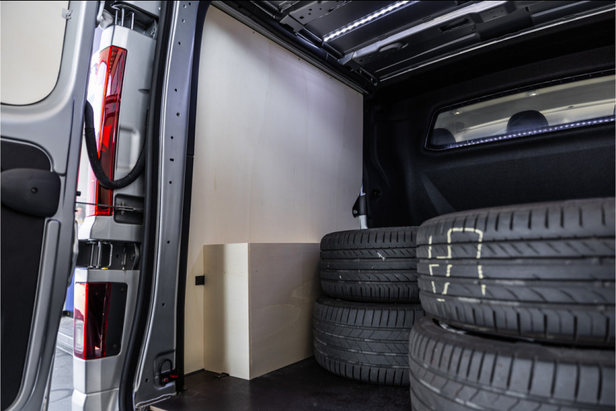 Renault Trafic 2.0 Blue dCi 170 PK L2H1 DC | Dubbel cabine | Camera | CarPlay | Navigatie | Betimmering | Trekhaak | Stoelverwarming | Virtual Cockpit | 5-Zitter| NAP Logisch