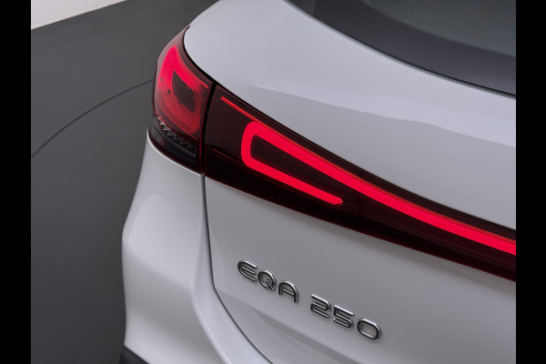 Mercedes-Benz EQA 250 Luxury 69kWh Soh 95% Adap.Cruise Apple Carplay Android Auto Navi Ecc Camera Stoelverwarming Pdc Elek.Achterklep Keyelss Busi Connectiviteitspakket High Performance LED Comfortstoelen Lmv DAB Advanced-Pack 1e Eigenaar Origineel Nederlandse Auto