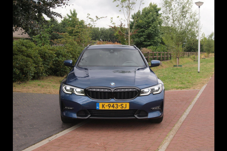 BMW 3 Serie Touring 318i High Executive | Camera | Sfeerverlichting | Apple Carplay | LED-Laser | NL-Auto |