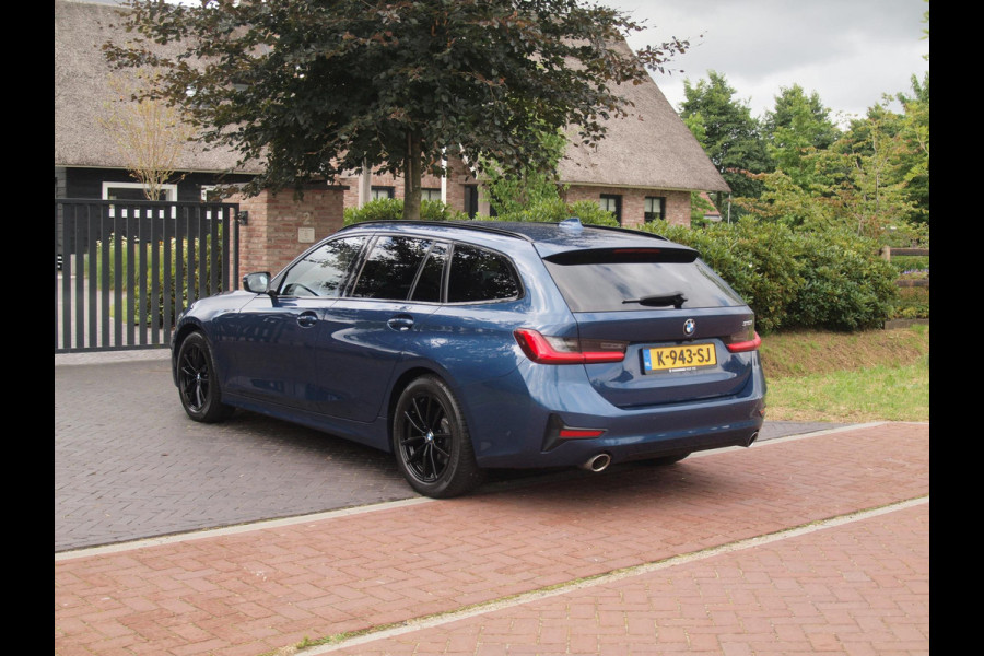 BMW 3 Serie Touring 318i High Executive | Camera | Sfeerverlichting | Apple Carplay | LED-Laser | NL-Auto |