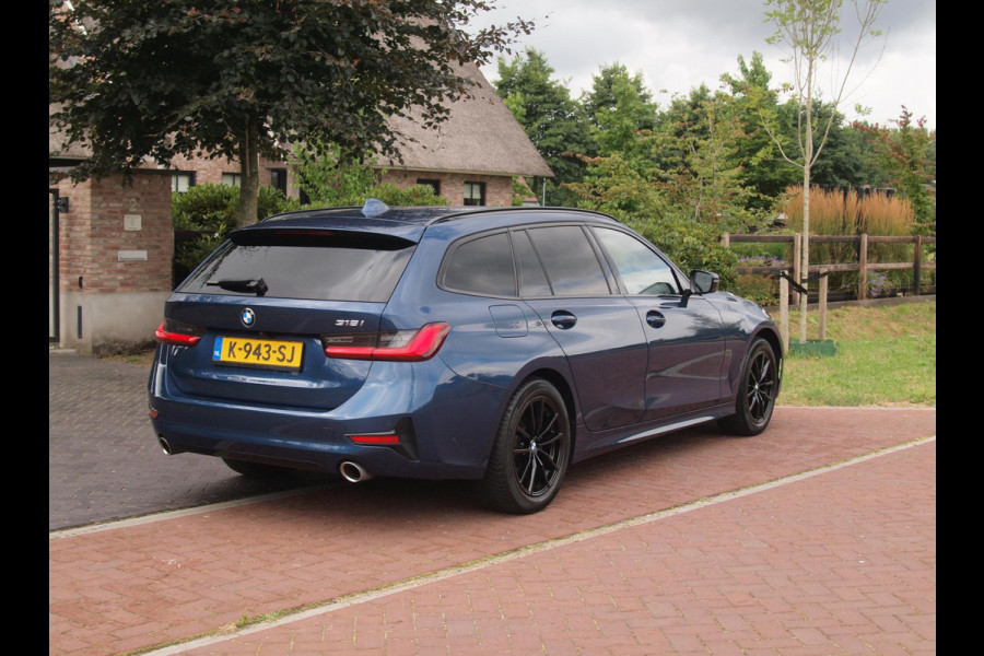 BMW 3 Serie Touring 318i High Executive | Camera | Sfeerverlichting | Apple Carplay | LED-Laser | NL-Auto |