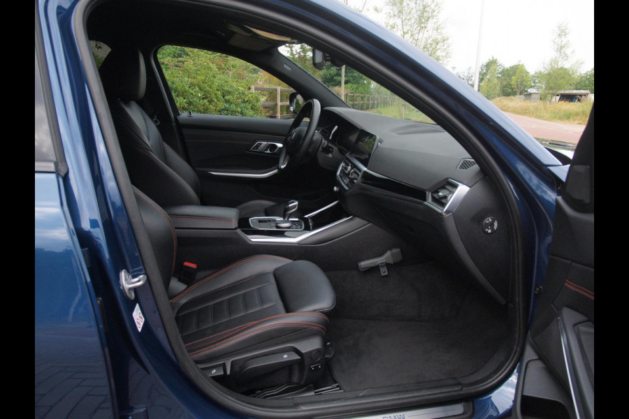 BMW 3 Serie Touring 318i High Executive | Camera | Sfeerverlichting | Apple Carplay | LED-Laser | NL-Auto |