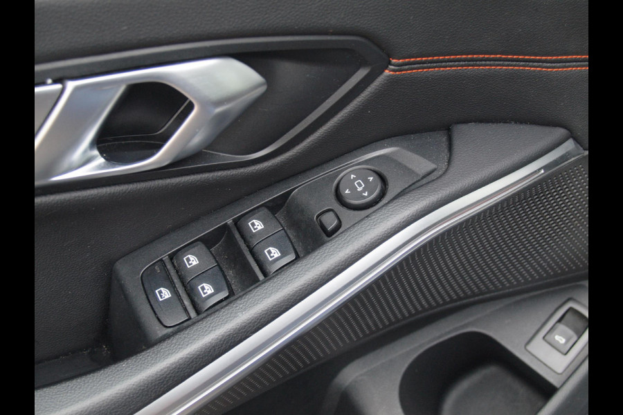 BMW 3 Serie Touring 318i High Executive | Camera | Sfeerverlichting | Apple Carplay | LED-Laser | NL-Auto |