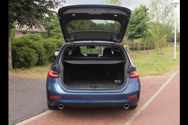 BMW 3 Serie Touring 318i High Executive | Camera | Sfeerverlichting | Apple Carplay | LED-Laser | NL-Auto |