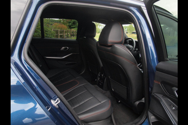 BMW 3 Serie Touring 318i High Executive | Camera | Sfeerverlichting | Apple Carplay | LED-Laser | NL-Auto |