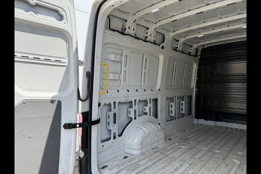 Volkswagen Crafter 2.0 TDI 140PK L3H3 Camera Airco Carplay Parkeersensoren Euro 6