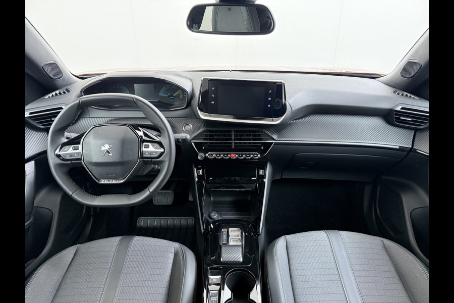 Peugeot e-2008 EV Allure 50kWh SOH 97% Two Tone 3D-Navi Stoelverwarming Apple Carplay Android Auto Ecc Cruise Control Regen-Lichtsensor Privacy Glas Keyless Connected-Apps DAB Bluetooth Led Lane Assist Isofix Dealeronderhouden 1e Eigenaar Origineel Nederlandse Auto