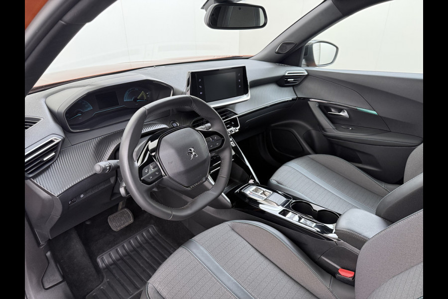 Peugeot e-2008 EV Allure 50kWh SOH 97% Two Tone 3D-Navi Stoelverwarming Apple Carplay Android Auto Ecc Cruise Control Regen-Lichtsensor Privacy Glas Keyless Connected-Apps DAB Bluetooth Led Lane Assist Isofix Dealeronderhouden 1e Eigenaar Origineel Nederlandse Auto
