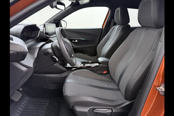 Peugeot e-2008 EV Allure 50kWh SOH 97% Two Tone 3D-Navi Stoelverwarming Apple Carplay Android Auto Ecc Cruise Control Regen-Lichtsensor Privacy Glas Keyless Connected-Apps DAB Bluetooth Led Lane Assist Isofix Dealeronderhouden 1e Eigenaar Origineel Nederlandse Auto