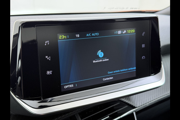 Peugeot e-2008 EV Allure 50kWh SOH 97% Two Tone 3D-Navi Stoelverwarming Apple Carplay Android Auto Ecc Cruise Control Regen-Lichtsensor Privacy Glas Keyless Connected-Apps DAB Bluetooth Led Lane Assist Isofix Dealeronderhouden 1e Eigenaar Origineel Nederlandse Auto