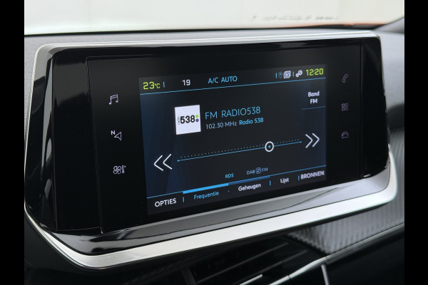 Peugeot e-2008 EV Allure 50kWh SOH 97% Two Tone 3D-Navi Stoelverwarming Apple Carplay Android Auto Ecc Cruise Control Regen-Lichtsensor Privacy Glas Keyless Connected-Apps DAB Bluetooth Led Lane Assist Isofix Dealeronderhouden 1e Eigenaar Origineel Nederlandse Auto