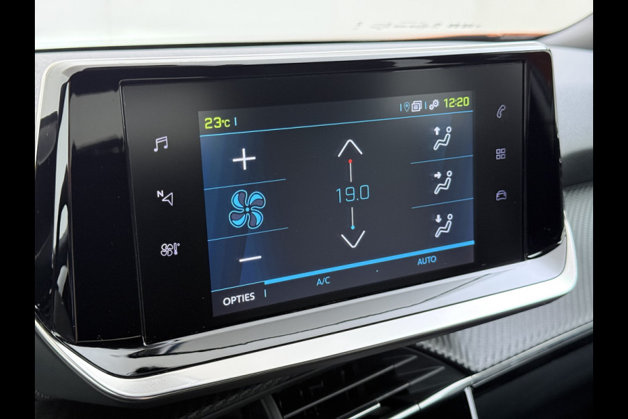 Peugeot e-2008 EV Allure 50kWh SOH 97% Two Tone 3D-Navi Stoelverwarming Apple Carplay Android Auto Ecc Cruise Control Regen-Lichtsensor Privacy Glas Keyless Connected-Apps DAB Bluetooth Led Lane Assist Isofix Dealeronderhouden 1e Eigenaar Origineel Nederlandse Auto