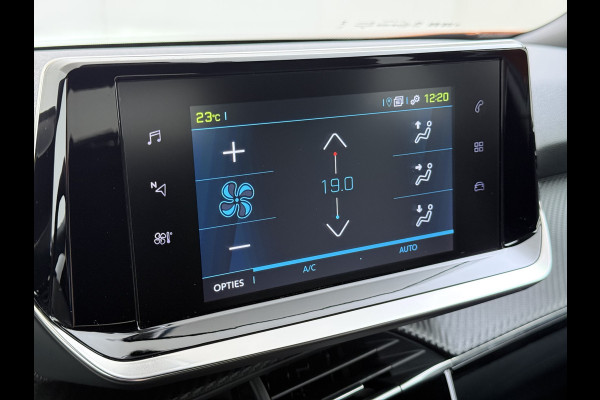 Peugeot e-2008 EV Allure 50kWh SOH 97% Two Tone 3D-Navi Stoelverwarming Apple Carplay Android Auto Ecc Cruise Control Regen-Lichtsensor Privacy Glas Keyless Connected-Apps DAB Bluetooth Led Lane Assist Isofix Dealeronderhouden 1e Eigenaar Origineel Nederlandse Auto