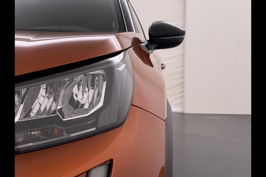 Peugeot e-2008 EV Allure 50kWh SOH 97% Two Tone 3D-Navi Stoelverwarming Apple Carplay Android Auto Ecc Cruise Control Regen-Lichtsensor Privacy Glas Keyless Connected-Apps DAB Bluetooth Led Lane Assist Isofix Dealeronderhouden 1e Eigenaar Origineel Nederlandse Auto