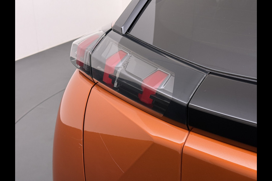 Peugeot e-2008 EV Allure 50kWh SOH 97% Two Tone 3D-Navi Stoelverwarming Apple Carplay Android Auto Ecc Cruise Control Regen-Lichtsensor Privacy Glas Keyless Connected-Apps DAB Bluetooth Led Lane Assist Isofix Dealeronderhouden 1e Eigenaar Origineel Nederlandse Auto