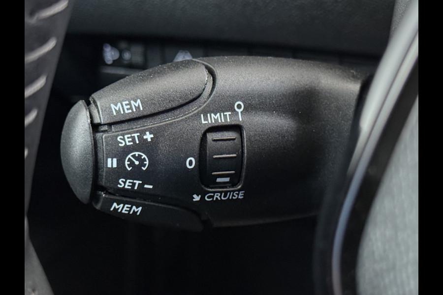 Peugeot e-2008 EV Allure 50kWh SOH 97% Two Tone 3D-Navi Stoelverwarming Apple Carplay Android Auto Ecc Cruise Control Regen-Lichtsensor Privacy Glas Keyless Connected-Apps DAB Bluetooth Led Lane Assist Isofix Dealeronderhouden 1e Eigenaar Origineel Nederlandse Auto