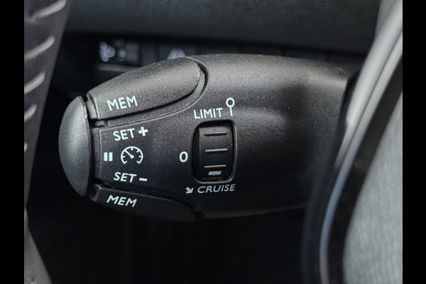 Peugeot e-2008 EV Allure 50kWh SOH 97% Two Tone 3D-Navi Stoelverwarming Apple Carplay Android Auto Ecc Cruise Control Regen-Lichtsensor Privacy Glas Keyless Connected-Apps DAB Bluetooth Led Lane Assist Isofix Dealeronderhouden 1e Eigenaar Origineel Nederlandse Auto