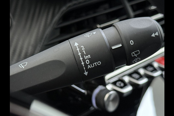 Peugeot e-2008 EV Allure 50kWh SOH 97% Two Tone 3D-Navi Stoelverwarming Apple Carplay Android Auto Ecc Cruise Control Regen-Lichtsensor Privacy Glas Keyless Connected-Apps DAB Bluetooth Led Lane Assist Isofix Dealeronderhouden 1e Eigenaar Origineel Nederlandse Auto