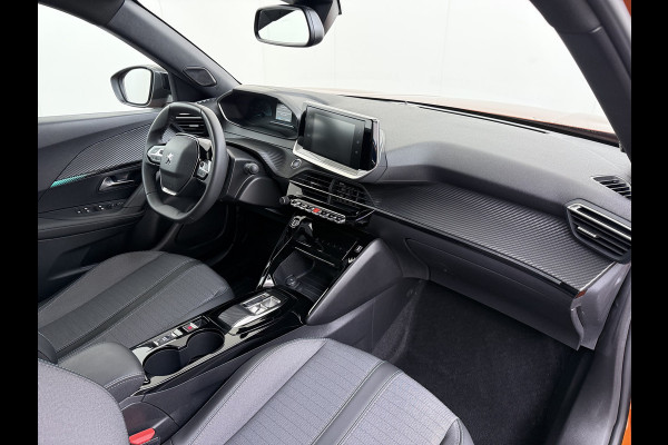 Peugeot e-2008 EV Allure 50kWh SOH 97% Two Tone 3D-Navi Stoelverwarming Apple Carplay Android Auto Ecc Cruise Control Regen-Lichtsensor Privacy Glas Keyless Connected-Apps DAB Bluetooth Led Lane Assist Isofix Dealeronderhouden 1e Eigenaar Origineel Nederlandse Auto