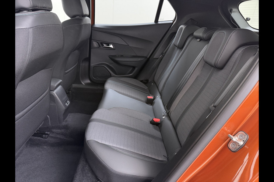 Peugeot e-2008 EV Allure 50kWh SOH 97% Two Tone 3D-Navi Stoelverwarming Apple Carplay Android Auto Ecc Cruise Control Regen-Lichtsensor Privacy Glas Keyless Connected-Apps DAB Bluetooth Led Lane Assist Isofix Dealeronderhouden 1e Eigenaar Origineel Nederlandse Auto