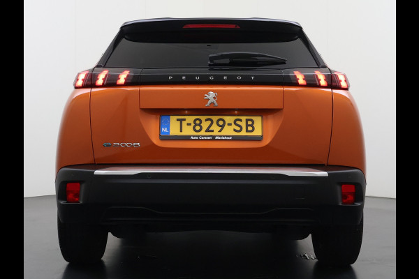 Peugeot e-2008 EV Allure 50kWh SOH 97% Two Tone 3D-Navi Stoelverwarming Apple Carplay Android Auto Ecc Cruise Control Regen-Lichtsensor Privacy Glas Keyless Connected-Apps DAB Bluetooth Led Lane Assist Isofix Dealeronderhouden 1e Eigenaar Origineel Nederlandse Auto