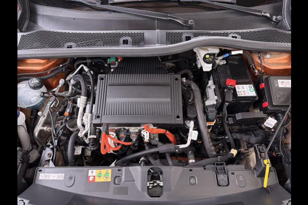 Peugeot e-2008 EV Allure 50kWh SOH 97% Two Tone 3D-Navi Stoelverwarming Apple Carplay Android Auto Ecc Cruise Control Regen-Lichtsensor Privacy Glas Keyless Connected-Apps DAB Bluetooth Led Lane Assist Isofix Dealeronderhouden 1e Eigenaar Origineel Nederlandse Auto