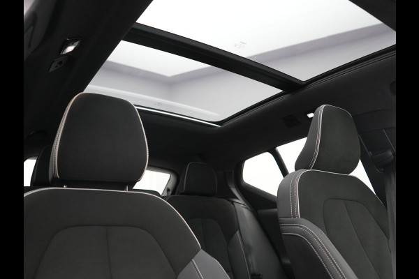 Volvo XC40 Recharge Ultimate 70 kWh 232pk Dealer O.H | Panodak | Adaptive Cruise | Harman / Kardon | 360 Camera | Alcantara Sportstoelen Memory & Verwarmd | Apple Carplay | Keyless | Stuurverwarming | BLIS | Google Assistant & Maps | Virtual | Navigatie | DAB | 20"L.M | Plug In Hybrid |