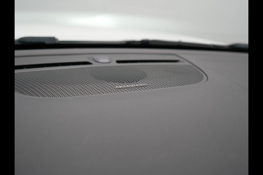 Volvo XC40 Recharge Ultimate 70 kWh 232pk Dealer O.H | Panodak | Adaptive Cruise | Harman / Kardon | 360 Camera | Alcantara Sportstoelen Memory & Verwarmd | Apple Carplay | Keyless | Stuurverwarming | BLIS | Google Assistant & Maps | Virtual | Navigatie | DAB | 20"L.M | Plug In Hybrid |