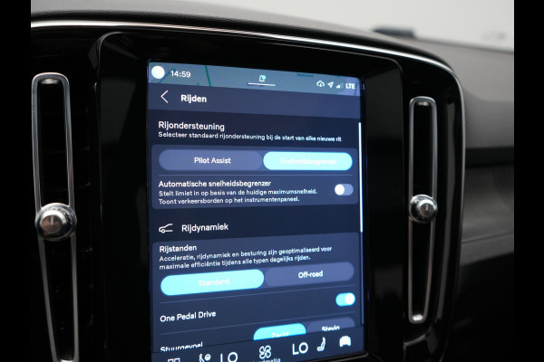Volvo XC40 Recharge Ultimate 70 kWh 232pk Dealer O.H | Panodak | Adaptive Cruise | Harman / Kardon | 360 Camera | Alcantara Sportstoelen Memory & Verwarmd | Apple Carplay | Keyless | Stuurverwarming | BLIS | Google Assistant & Maps | Virtual | Navigatie | DAB | 20"L.M | Plug In Hybrid |