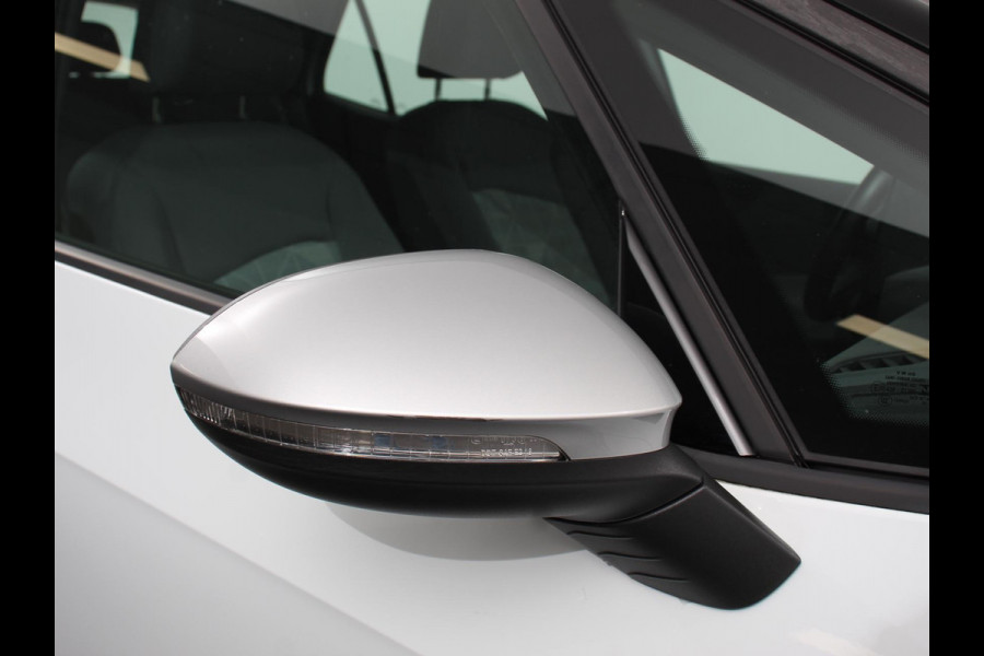 Volkswagen ID.3 First 58 kWh SOH 86% Navigatie Apple Carplay/Android Auto Adaptive Cruise Control Parkeersensoren Stoel- en stuurverwarming Lichtmetalen velgen Climate Control