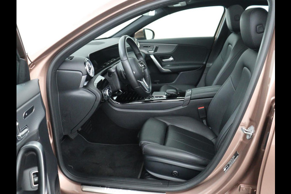 Mercedes-Benz A-Klasse 200 Business Solution Luxury | Trekhaak | Panoramadak | Leder | Memory | Sfeerverlichting | Full LED | Stoelverwarming | Camera | Park assist | Cruise control |