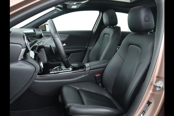 Mercedes-Benz A-Klasse 200 Business Solution Luxury | Trekhaak | Panoramadak | Leder | Memory | Sfeerverlichting | Full LED | Stoelverwarming | Camera | Park assist | Cruise control |