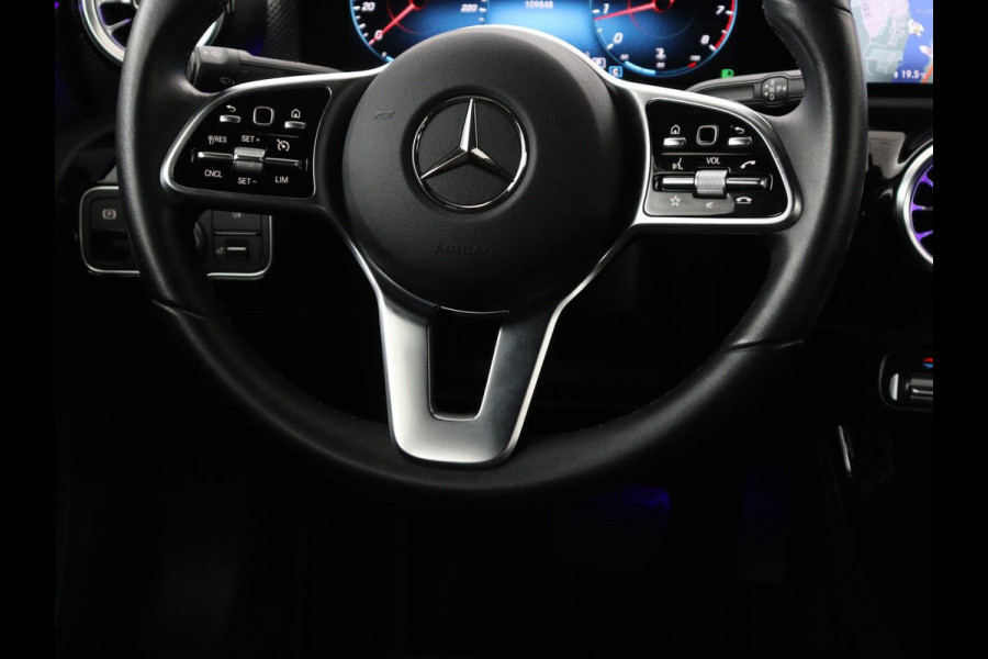 Mercedes-Benz A-Klasse 200 Business Solution Luxury | Trekhaak | Panoramadak | Leder | Memory | Sfeerverlichting | Full LED | Stoelverwarming | Camera | Park assist | Cruise control |